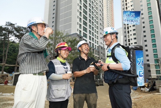 서울 개포주공 2단지 재건축 근로자들이 더위보이로부터 시원한 음료를 제공받고 있다. 삼성물산 제공